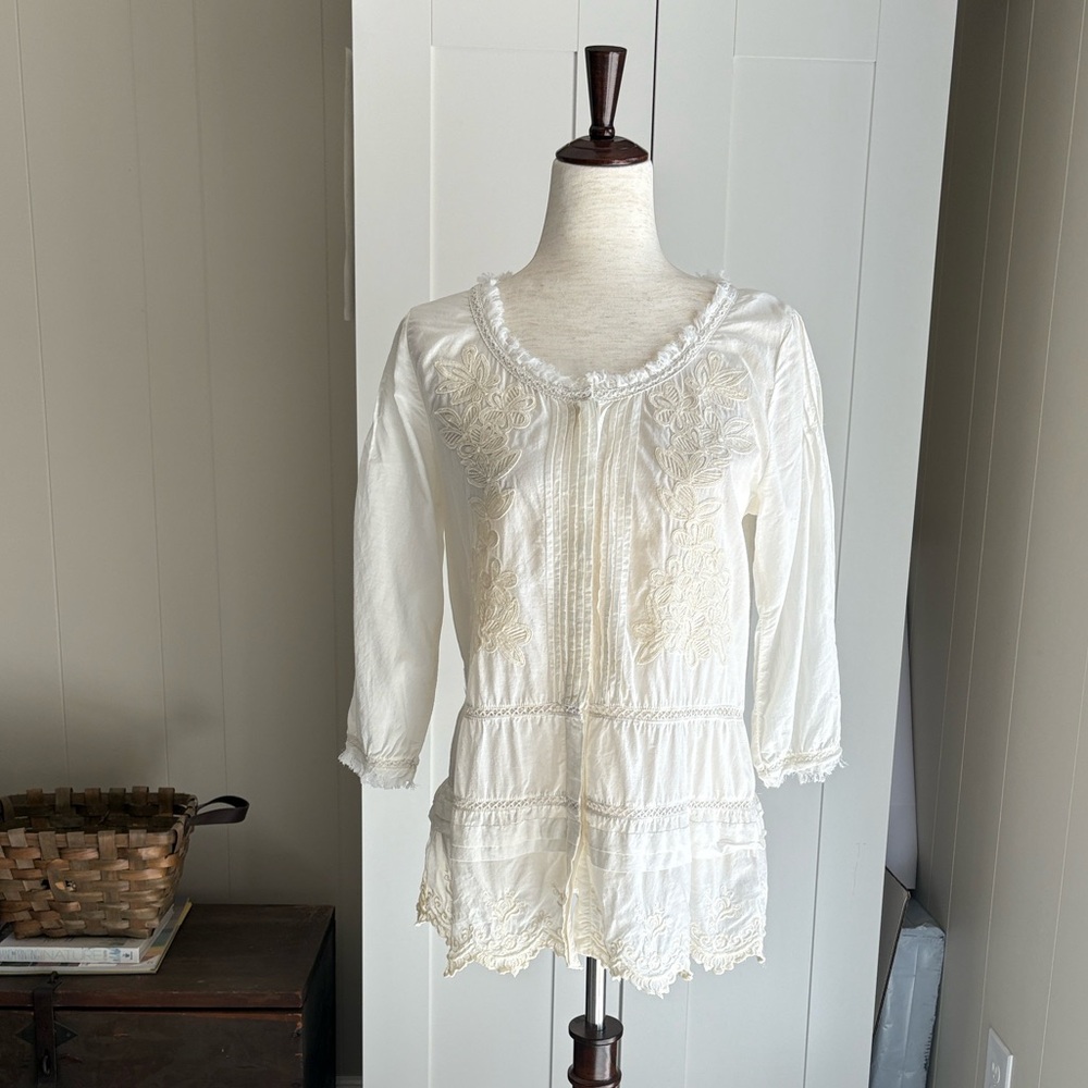 Anthro Embroidered White Blouse Beautiful lace/floral details Sz S EUC